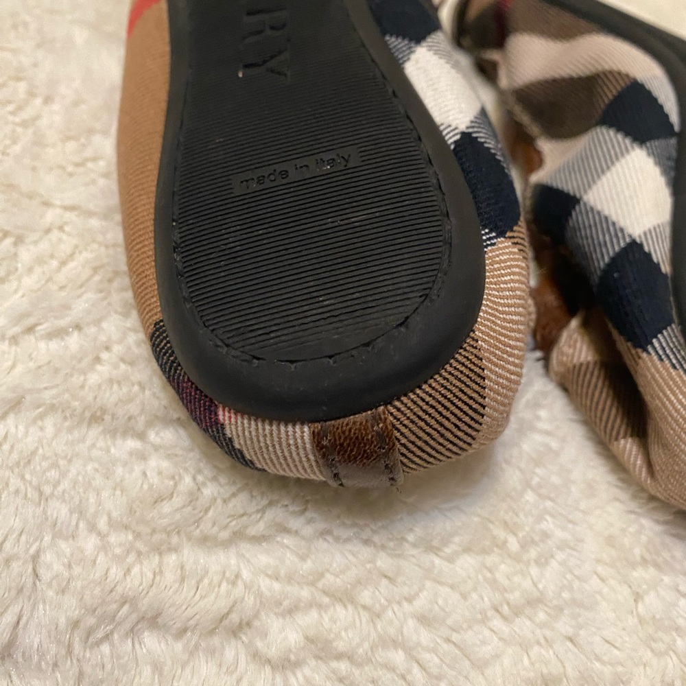 Ballerina flats by Burberry. - Picture 12 of 15